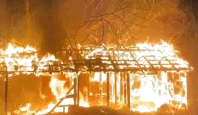 Sakarya’da Boş Bir Baraka Alev Topuna Döndü