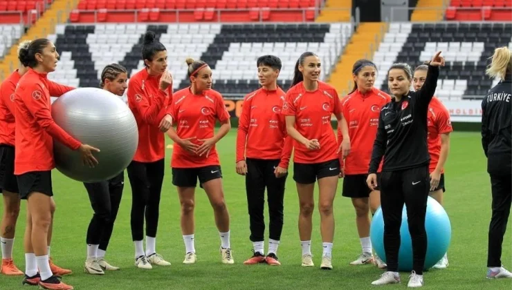 A Milli Kadın Futbol Takımı, Azerbaycan maçları için Erzincan’da çalışmalarını sürdürüyor