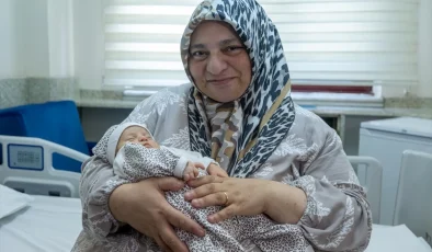 Tüp Mide Ameliyatı Olurken Hamile Oldu, Nadir Sezaryen Operasyonla Bebeğine Kavuştu